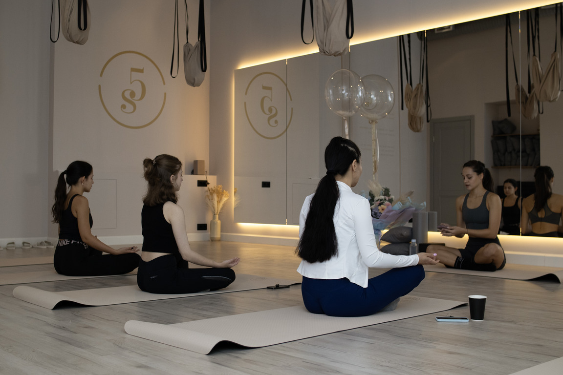 Занятие по йоге в студии Flow: спокойная практика для тела и нервной системы